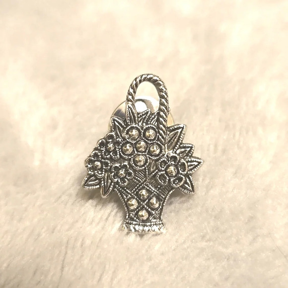 #484 Vintage SIGNED AVON FLOWER LEAF BASKET pin Black silver tone - Picture 2 of 6